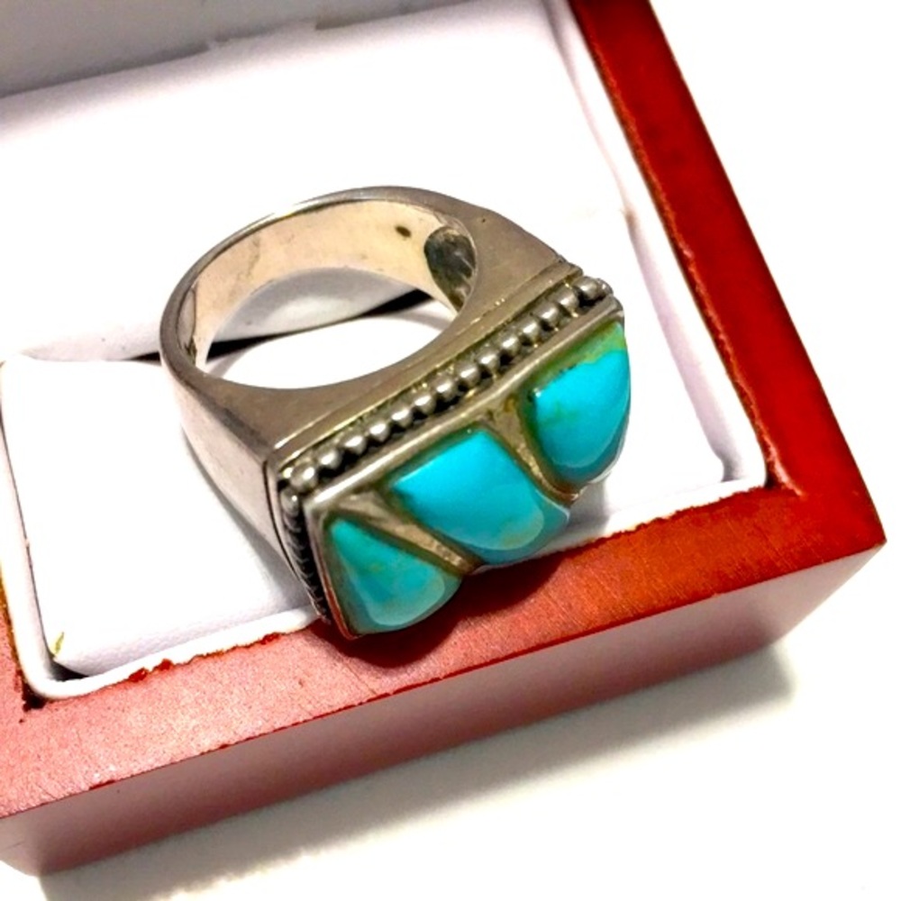 925 STERLING BUT SILVER (11.2 grams)  TURQUOISE RING SIZE 7 SIMPLY BEAUTIFUL!